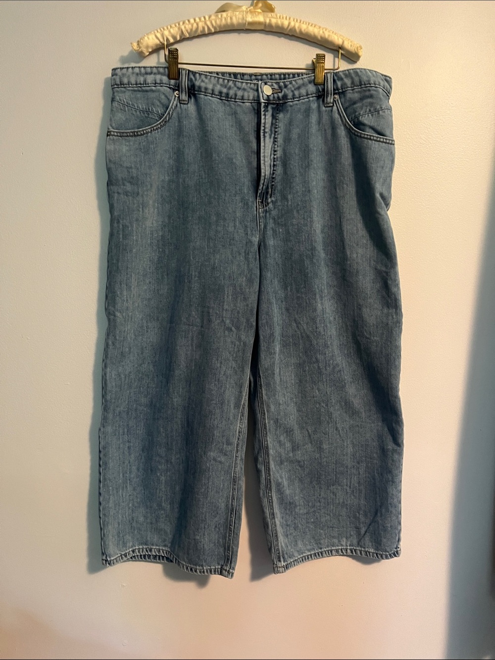 Wide Leg cropped Light Wash Denim Pants, size 34